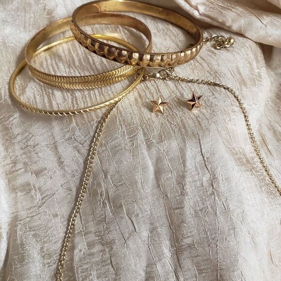 Matching necklace, earring, bracelet set - Picture 7 of 8